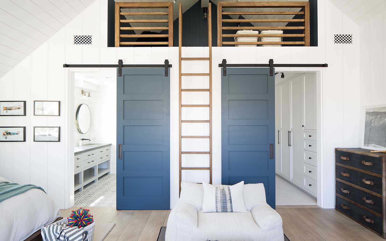 modern-beach-house-kids-bedroom-bunk
