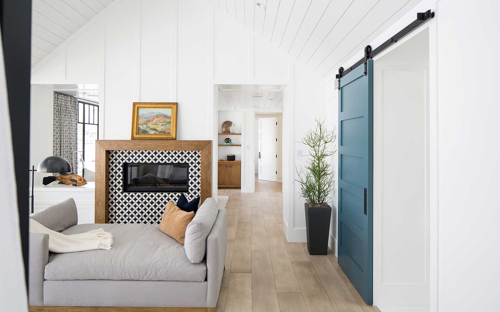 modern-beach-house-master-bedroom-entry