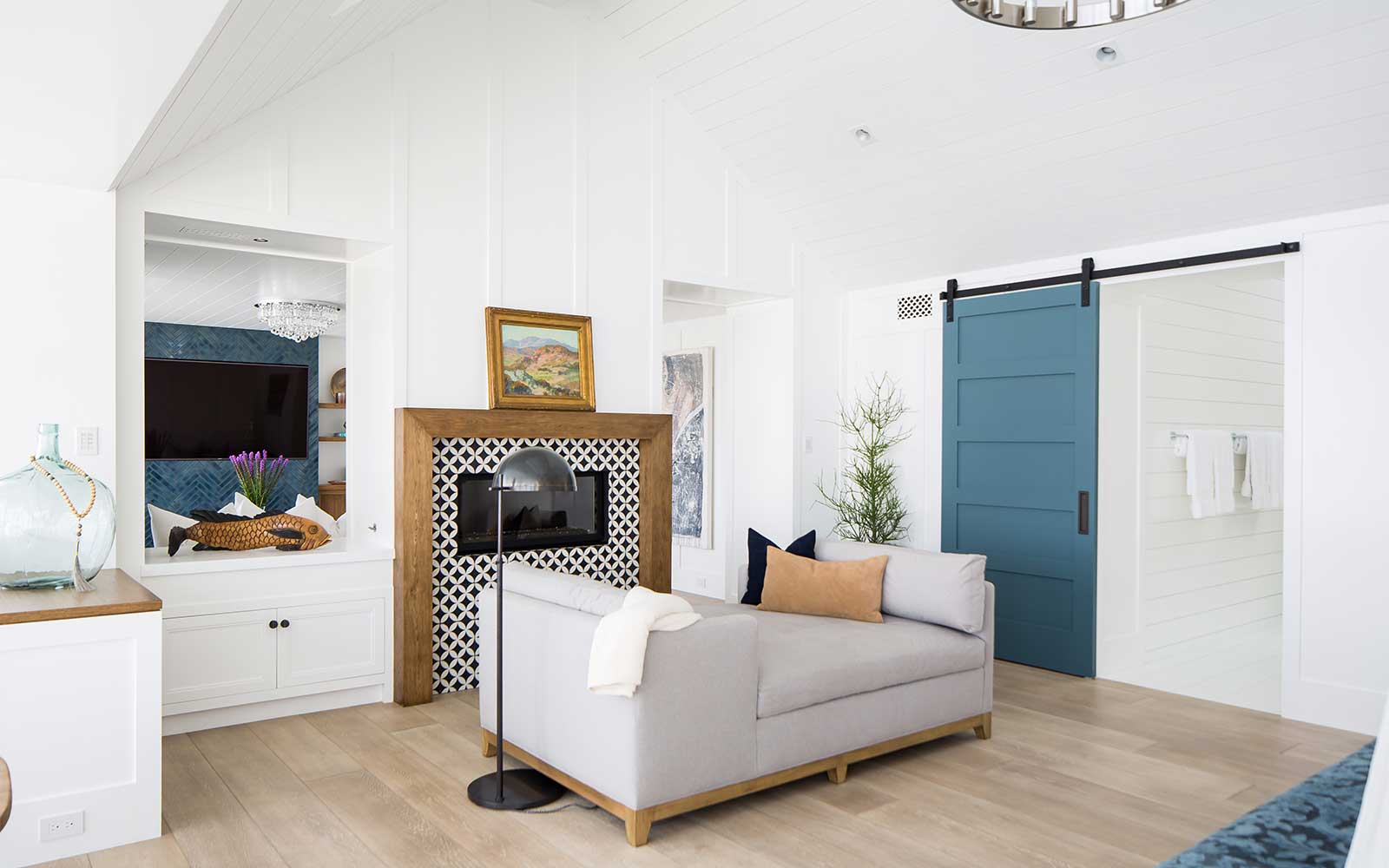 modern-beach-house-master-bedroom-fireplace