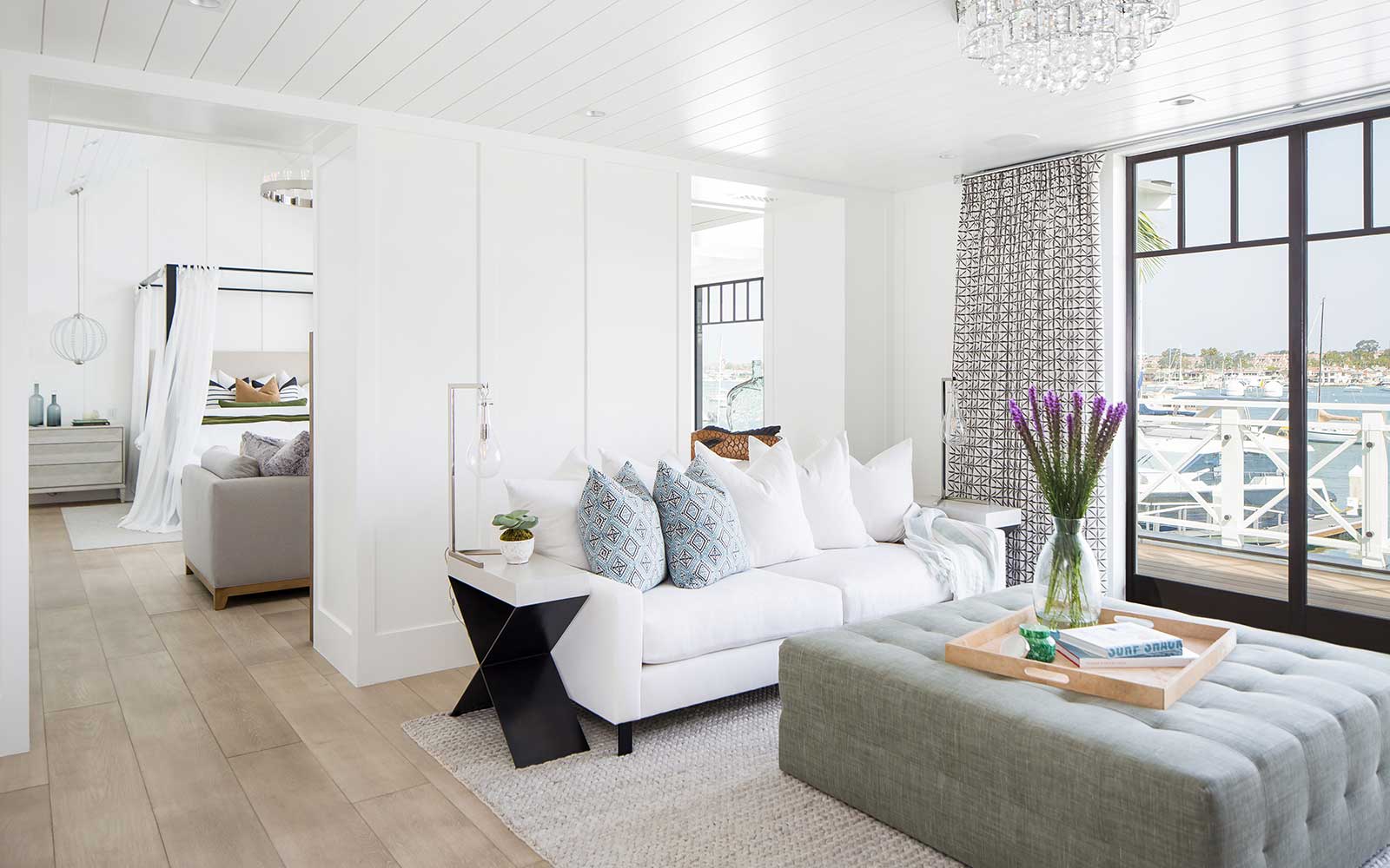 modern-beach-house-master-bedroom-lounge